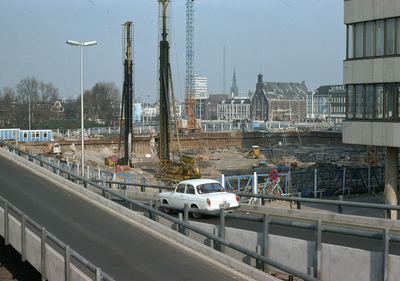 803005 Gezicht in de bouwput voor het toekomstige Gildenkwartier van het kantoor- en winkelcentrum Hoog Catharijne te ...